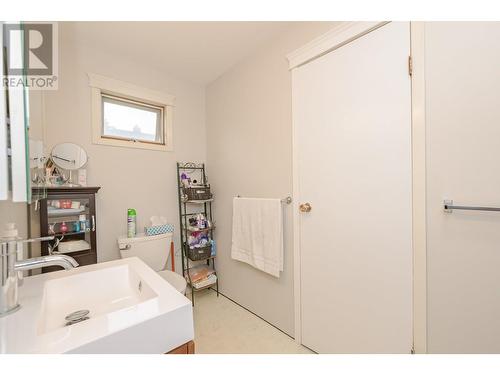 729 Stanley Avenue, Enderby, BC - Indoor Photo Showing Bathroom
