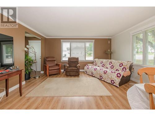 729 Stanley Avenue, Enderby, BC - Indoor Photo Showing Living Room