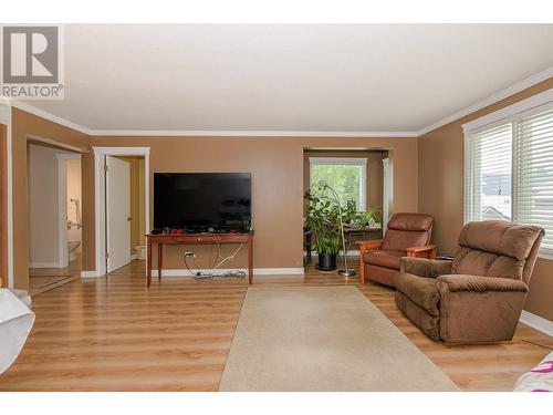 729 Stanley Avenue, Enderby, BC - Indoor Photo Showing Living Room