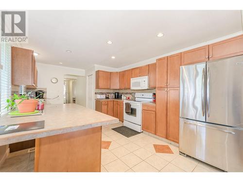 729 Stanley Avenue, Enderby, BC - Indoor Photo Showing Kitchen