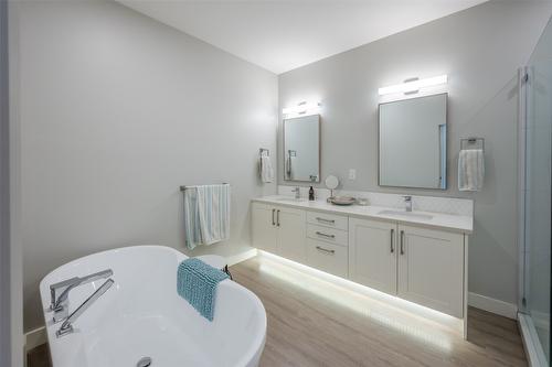 2749 Evergreen Drive, Penticton, BC - Indoor Photo Showing Bathroom