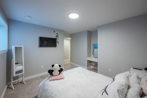 2749 Evergreen Drive, Penticton, BC - Indoor Photo Showing Bedroom
