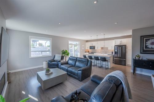 2749 Evergreen Drive, Penticton, BC - Indoor Photo Showing Living Room