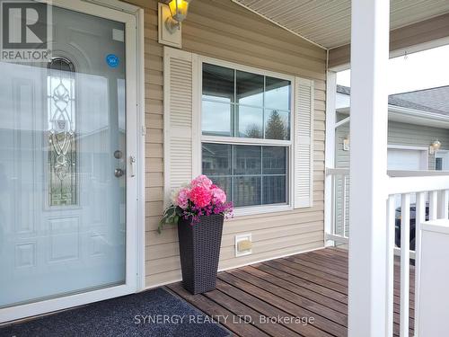 Adorable Front Porch - 461 Richard Crescent, Strathroy-Caradoc (Se), ON - Outdoor With Exterior