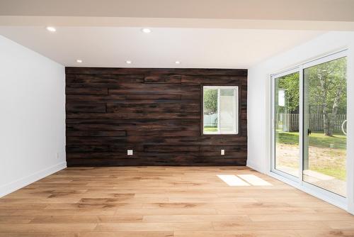 Salon - 16 Ch. De La Chute, Chute-Saint-Philippe, QC - Indoor Photo Showing Other Room