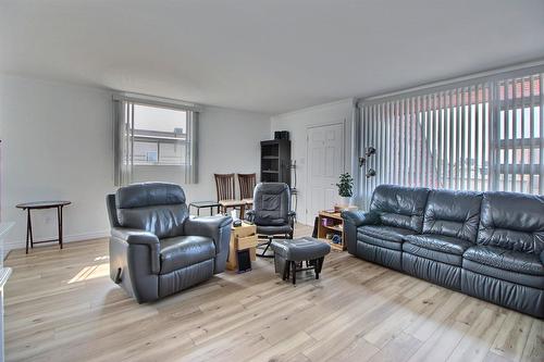 Salon - 501 1Re Rue O., Amos, QC - Indoor Photo Showing Living Room
