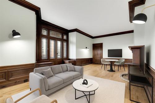 Living room - 200-1572 Av. Summerhill, Montréal (Ville-Marie), QC - Indoor Photo Showing Living Room