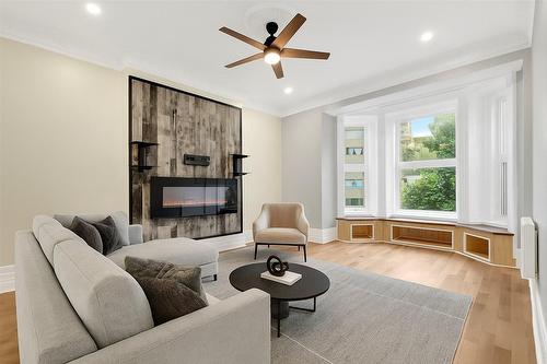 Living room - 200-1572 Av. Summerhill, Montréal (Ville-Marie), QC - Indoor Photo Showing Living Room With Fireplace