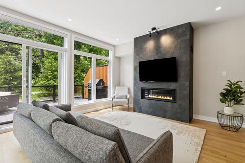 Living room - 1100 Allée Du Géant, Mont-Tremblant, QC - Indoor Photo Showing Living Room With Fireplace