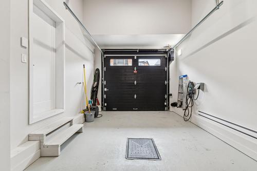 Garage - 1100 Allée Du Géant, Mont-Tremblant, QC - Indoor Photo Showing Garage