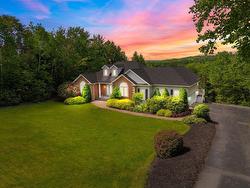 9 Glenmorren Court  Fall River, NS B2T 1A4