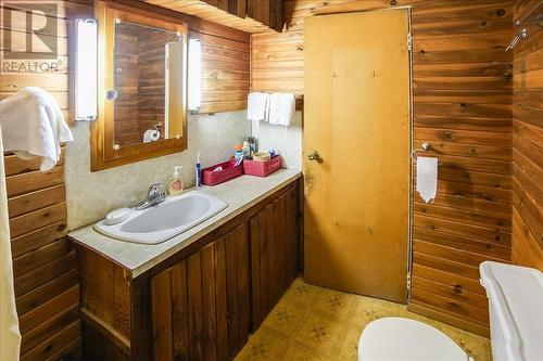 3601 3Rd Avenue, Castlegar, BC - Indoor Photo Showing Bathroom