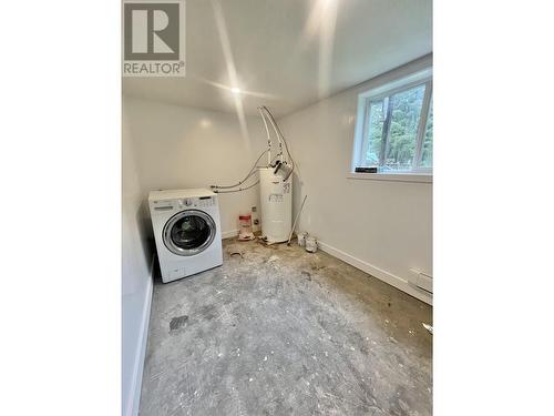 524-526 E 8Th Avenue, Prince Rupert, BC - Indoor Photo Showing Laundry Room