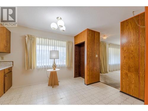 2450 Mckenzie Street, Penticton, BC - Indoor Photo Showing Kitchen