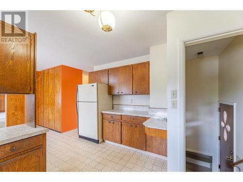 2450 Mckenzie Street, Penticton, BC - Indoor Photo Showing Kitchen