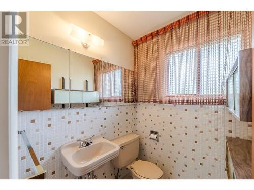 2450 Mckenzie Street, Penticton, BC - Indoor Photo Showing Bathroom