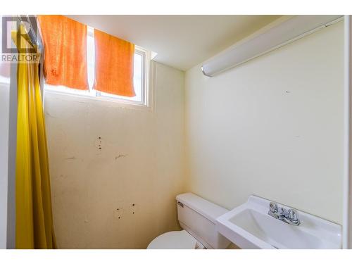 2450 Mckenzie Street, Penticton, BC - Indoor Photo Showing Bathroom