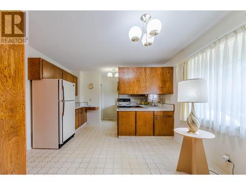 2450 Mckenzie Street, Penticton, BC - Indoor Photo Showing Kitchen