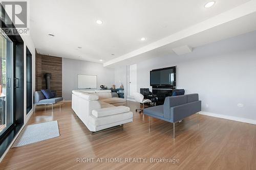 2120 Du Chateau Avenue, Clarence-Rockland, ON - Indoor Photo Showing Living Room
