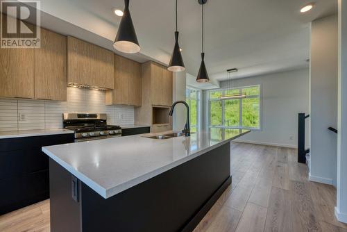 7599 Klinger Road Unit# 5, Vernon, BC - Indoor Photo Showing Kitchen With Double Sink With Upgraded Kitchen