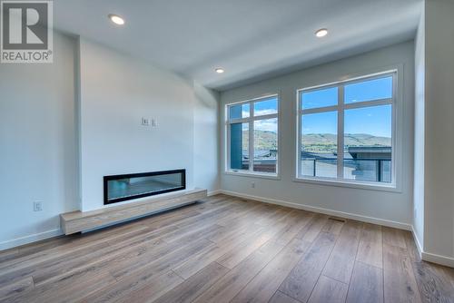 7599 Klinger Road Unit# 5, Vernon, BC - Indoor Photo Showing Living Room With Fireplace