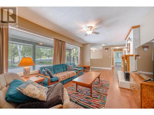 1557 Nichol Road, Revelstoke, BC - Indoor Photo Showing Living Room