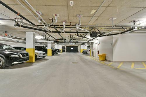 Parking - 104-11980 Rue D'Amboise, Mirabel, QC - Indoor Photo Showing Garage