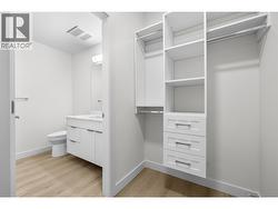 Ensuire & walk-in closet - 