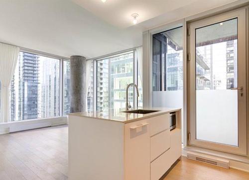 Living room - 1802-1020 Rue De La Montagne, Montréal (Ville-Marie), QC - Indoor Photo Showing Kitchen