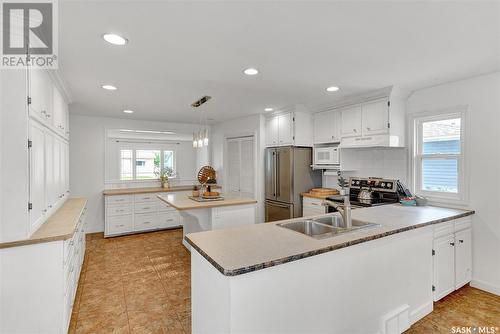 833 Keith Street, Moose Jaw, SK - Indoor Photo Showing Kitchen With Double Sink With Upgraded Kitchen