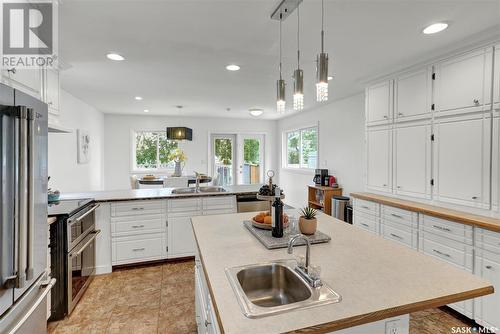 833 Keith Street, Moose Jaw, SK - Indoor Photo Showing Kitchen With Double Sink With Upgraded Kitchen