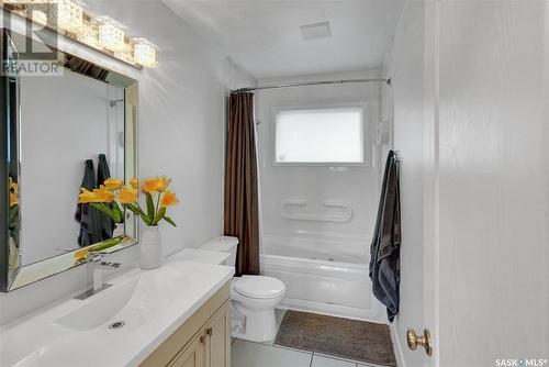 833 Keith Street, Moose Jaw, SK - Indoor Photo Showing Bathroom