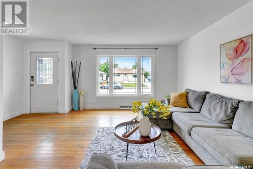 833 Keith Street, Moose Jaw, SK - Indoor Photo Showing Living Room