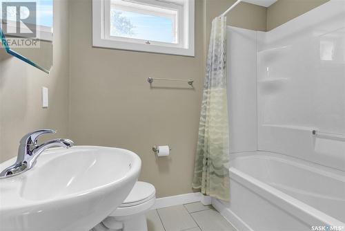 833 Keith Street, Moose Jaw, SK - Indoor Photo Showing Bathroom