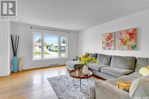 833 Keith Street, Moose Jaw, SK - Indoor Photo Showing Living Room