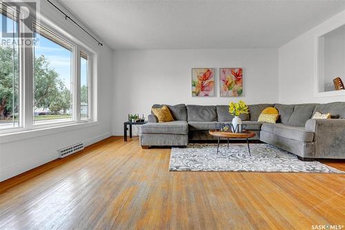 833 Keith Street, Moose Jaw, SK - Indoor Photo Showing Living Room