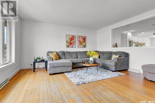 833 Keith Street, Moose Jaw, SK - Indoor Photo Showing Living Room