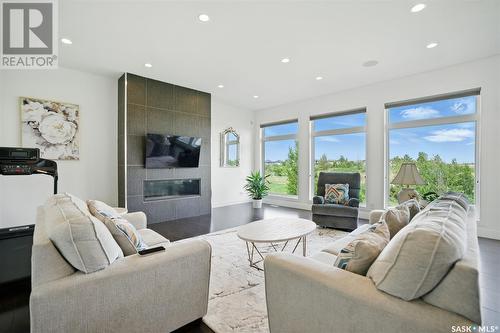 739 Beechdale Way, Saskatoon, SK - Indoor Photo Showing Living Room