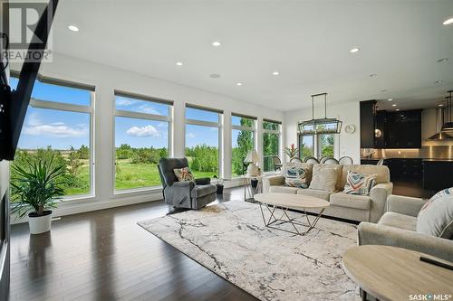 739 Beechdale Way, Saskatoon, SK - Indoor Photo Showing Living Room