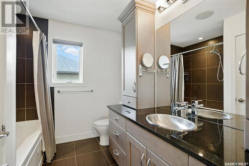 739 Beechdale Way, Saskatoon, SK - Indoor Photo Showing Bathroom