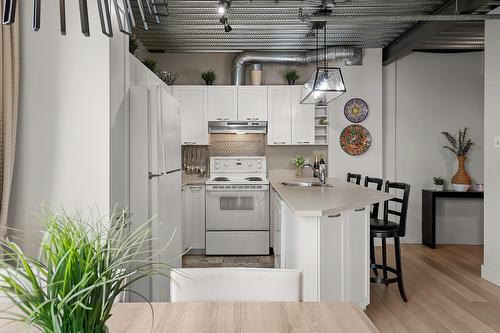 Kitchen - 505-450 Place Fabien-Drapeau, Sainte-Thérèse, QC - Indoor Photo Showing Kitchen With Double Sink