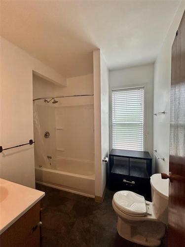 36 Selkirk Street, Carberry, MB - Indoor Photo Showing Bathroom