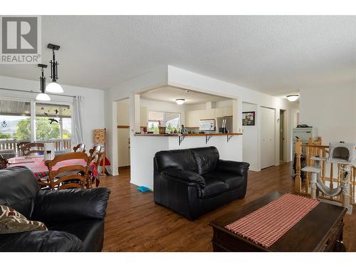 3102 13 Street, Vernon, BC - Indoor Photo Showing Living Room