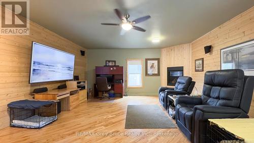 236 Bruce Street, South Bruce Peninsula, ON - Indoor Photo Showing Living Room
