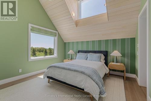 516450 7Th Line, Blue Mountains, ON - Indoor Photo Showing Bedroom
