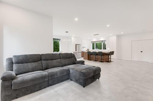 Salon - 553 Av. Des Érables, Coaticook, QC - Indoor Photo Showing Living Room