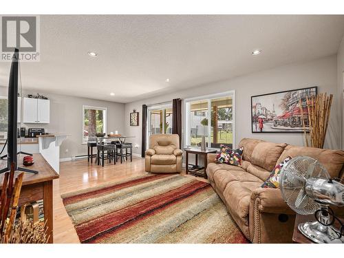 1404 Inkar Road, Kelowna, BC - Indoor Photo Showing Living Room