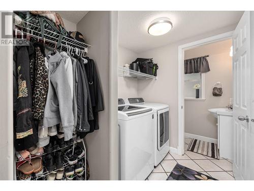1404 Inkar Road, Kelowna, BC - Indoor Photo Showing Laundry Room