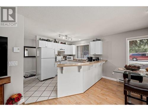 1404 Inkar Road, Kelowna, BC - Indoor Photo Showing Kitchen