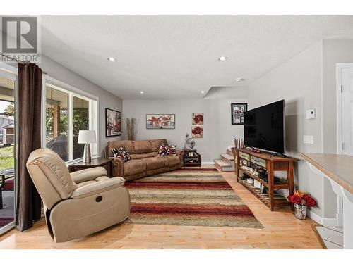 1404 Inkar Road, Kelowna, BC - Indoor Photo Showing Living Room